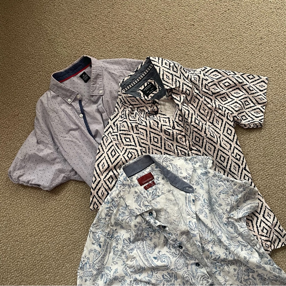 Bundle of three (3) men’s L and M collared, short-sleeve, button-down shirts